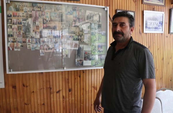 Mahallede ölenlerin fotoğrafları panoda yerini alıyor