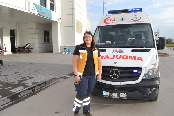 a Kadın ambulans şoförünü görenler şaşırıyor