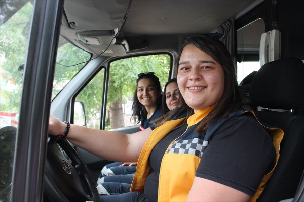 a Kadın ambulans şoförünü görenler şaşırıyor