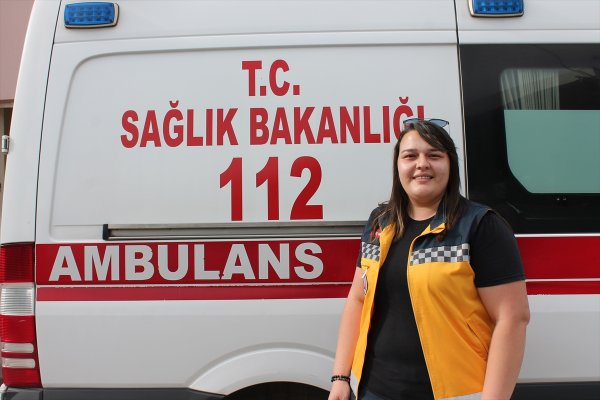 a Kadın ambulans şoförünü görenler şaşırıyor