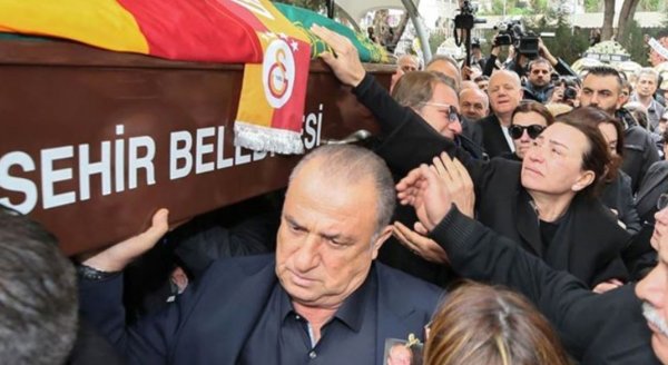 Demet Akbağ Galatasaray'ın kutlamasına katıldı