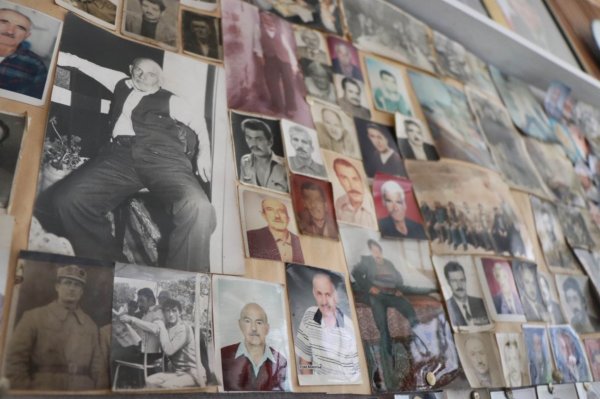 Mahallede ölenlerin fotoğrafları panoda yerini alıyor