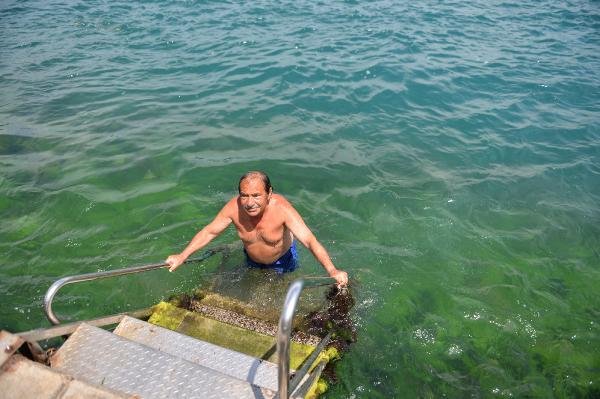 İstanbul'da hava ısındı, vatandaşlar soluğu denizde aldı