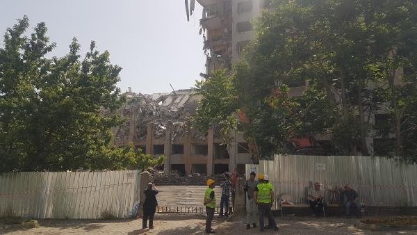 d Bahçelievler'de tehlikeli yıkım