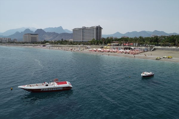 a Antalya'da su sıcaklığı 28 dereceye çıktı