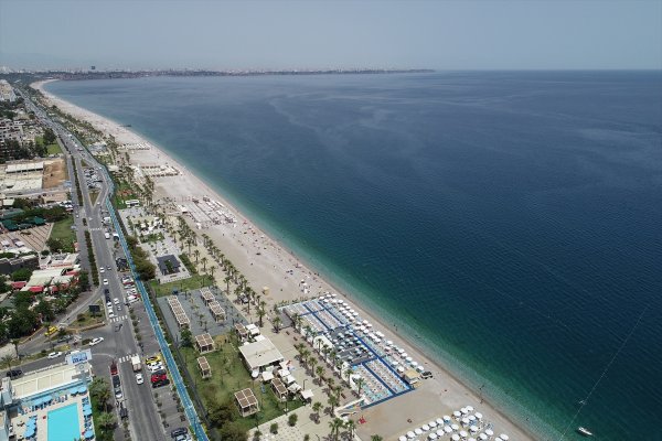 Antalya'da su sıcaklığı 28 dereceye çıktı