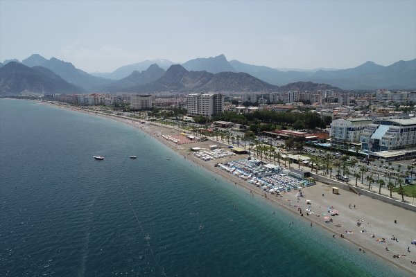 a Antalya'da su sıcaklığı 28 dereceye çıktı