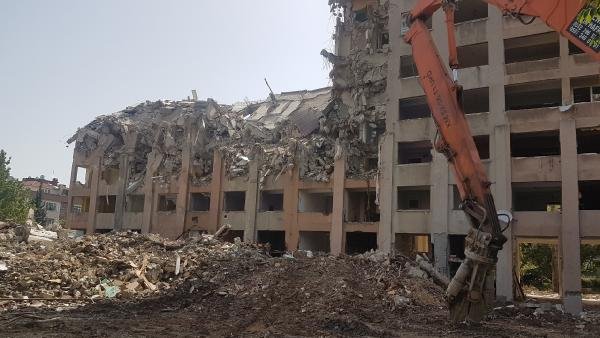 d Bahçelievler'de tehlikeli yıkım