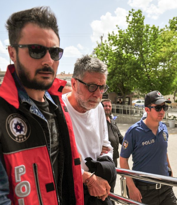 Pedofili ifadeler içeren kitabın yayıncısı teslim oldu