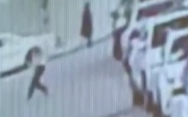 Çin'de balkondan düşen çocuğu kurtaran adam