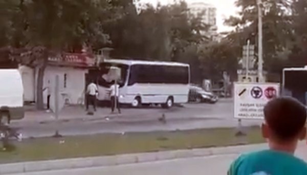 İ Mersin'de servis şoförü ortalığı birbirine kattı