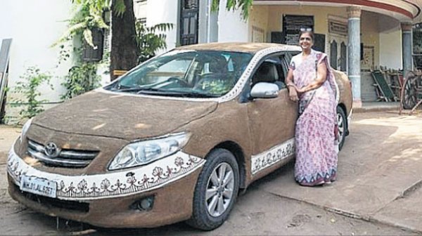 Hindistan'da aracını tezekle kaplayan kadın