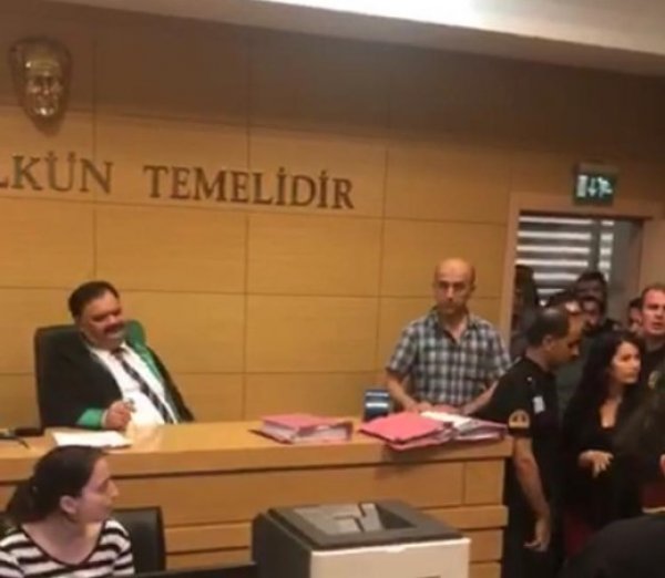 Etek boyuna karışan hakimden sakal düzeltmesi