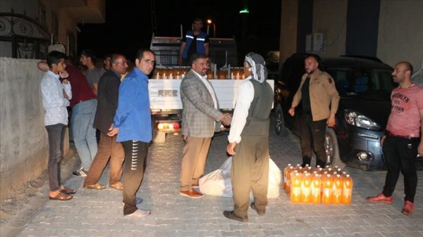 a Şırnak'ta belediye başkanı bayram şekeri dağıttı