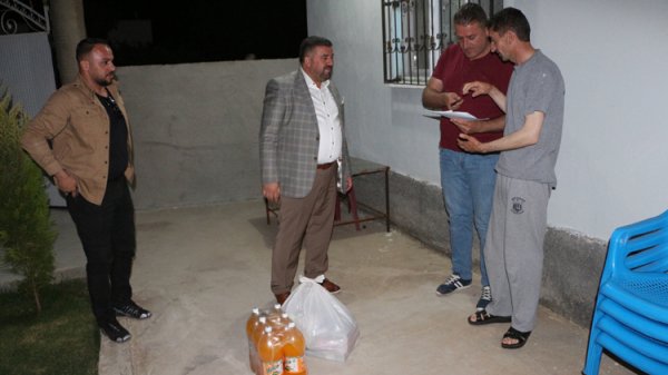 Şırnak'ta belediye başkanı bayram şekeri dağıttı