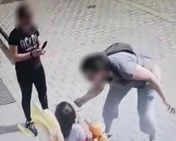 İ Bursa'da 3 yaşındaki kıza dondurma dayağı