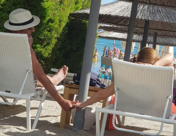 Cem Özer tek başına güneşlendi