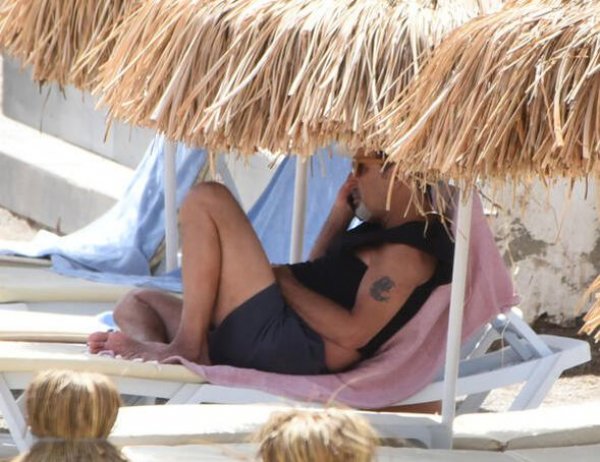 Cem Özer tek başına güneşlendi