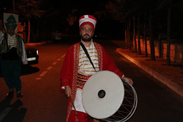 İ Nevşehir'de halk sahura mehter takımı ile kalktı