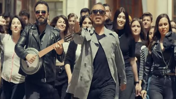 Haluk Levent takipçilerini klibinde oynattı