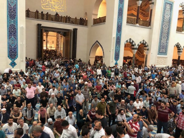Büyük Çamlıca Camii, Kadir Gecesi'nde doldu taştı