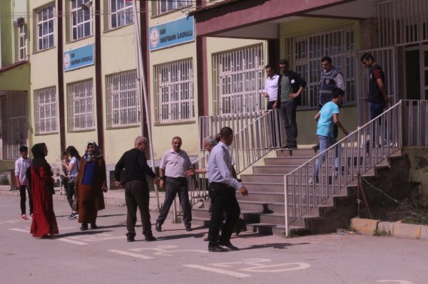 Van'da, unuttuğu kimliğini babası yetiştirdi