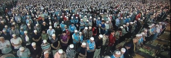 Yenikapı’da teravih namazında yüz binlerce kişi saf tuttu