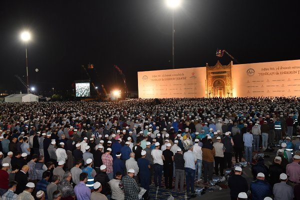 Yenikapı’da teravih namazında yüz binlerce kişi saf tuttu