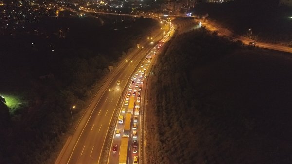 i TEM otoyolunda trafik durma noktasına geldi