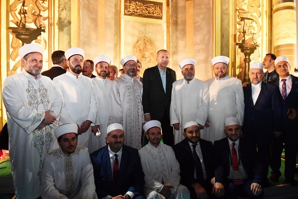 Yenikapı’da teravih namazında yüz binlerce kişi saf tuttu