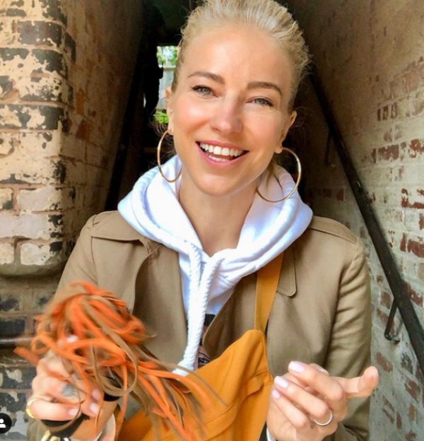 Ünlüler sosyal medyadan telefon dağıtıyor