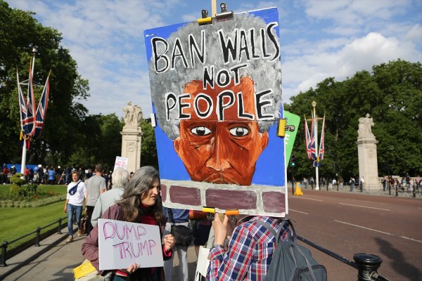 a İngiltere'de Trump protestosu