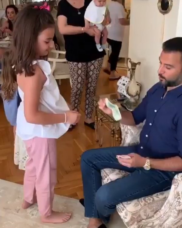 Alişan yeğenlerine bayram harçlığı dağıttı