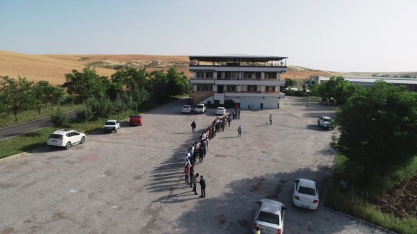 İ Diyarbakır'da ağanın 300 torunu harçlık için sıraya girdi