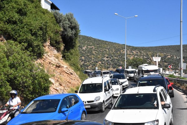 Turistik beldelerde bayram yoğunluğu