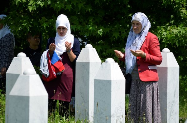 a Bosna Hersek şehitlerini andı