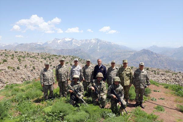a Hulusi Akar: Teröristlerin mağaralarına gireceğiz