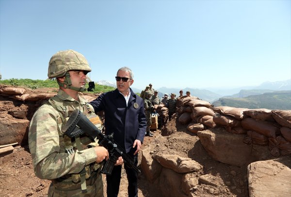 a Hulusi Akar: Teröristlerin mağaralarına gireceğiz