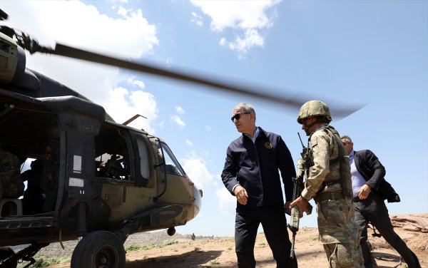 a Hulusi Akar: Teröristlerin mağaralarına gireceğiz