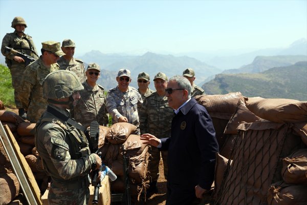 a Hulusi Akar: Teröristlerin mağaralarına gireceğiz