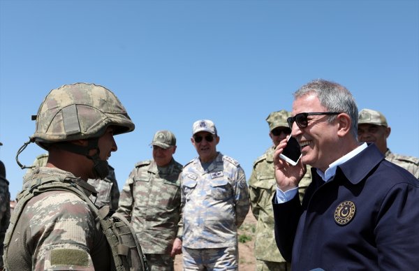 a Hulusi Akar: Teröristlerin mağaralarına gireceğiz