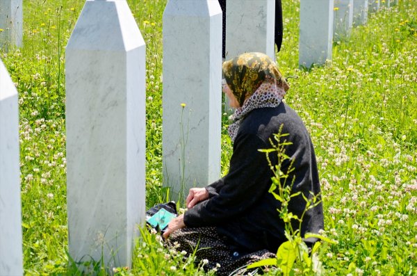 a Bosna Hersek şehitlerini andı