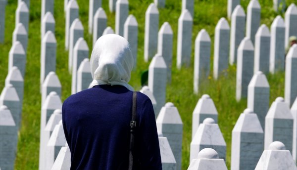 a Bosna Hersek şehitlerini andı