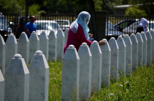 a Bosna Hersek şehitlerini andı