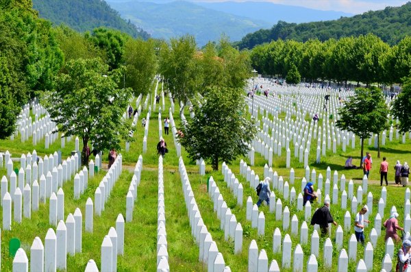 a Bosna Hersek şehitlerini andı