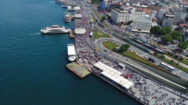 i Vapur ücretsiz olunca Eminönü İskelesi doldu