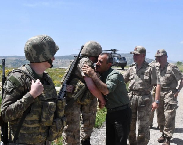 i 10 aylık oğlunu gören asker gözyaşlarını tutamadı