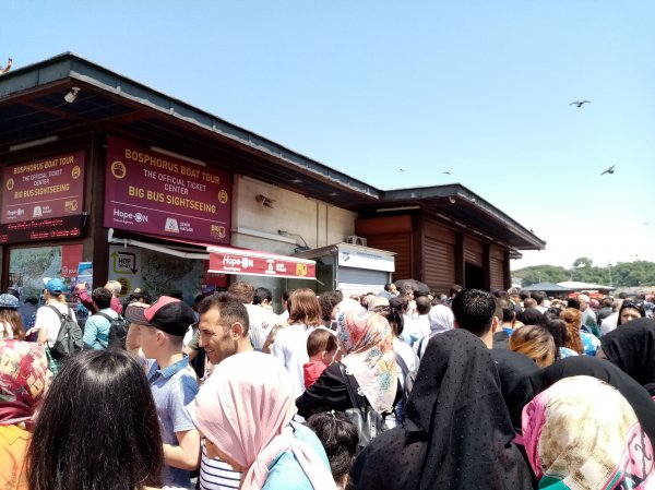 i Vapur ücretsiz olunca Eminönü İskelesi doldu