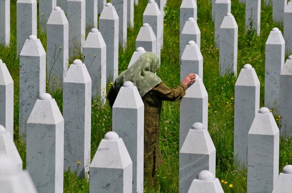 a Bosna Hersek şehitlerini andı