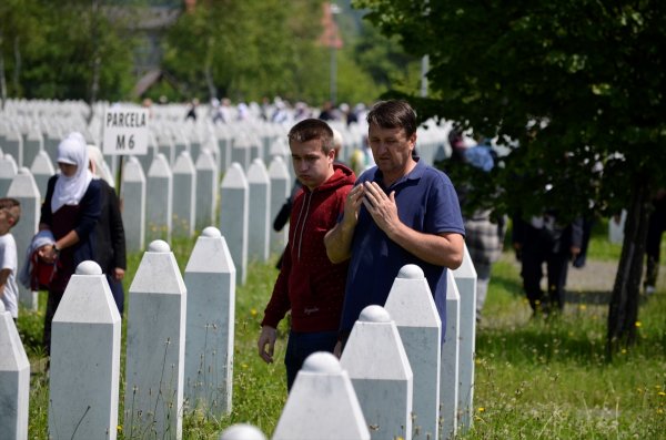 a Bosna Hersek şehitlerini andı